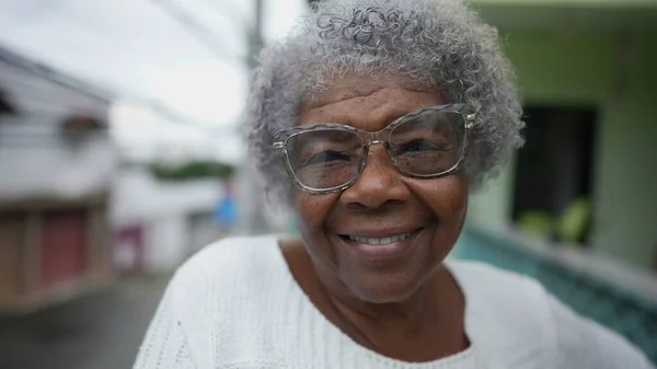 Una Mujer Mayor Africana Los Años Sonriendo Retrato Una Persona — Foto de Stock