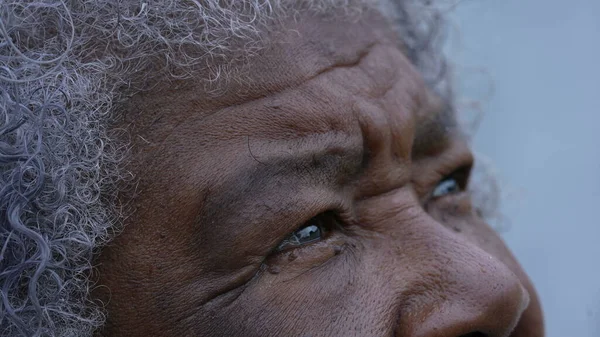 Afrykańska Starsza Kobieta Spogląda Niebo Nadzieją Faith Makro Oczy Twarz — Zdjęcie stockowe