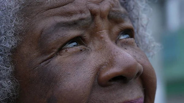 Uma Mulher Mais Velha Africano Olhando Para Céu Com Esperança — Fotografia de Stock
