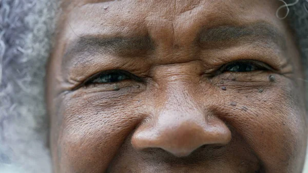 Uma Mulher Africana Sênior Macro Close Rosto Olhos Olhando Para — Fotografia de Stock