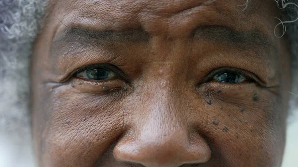 Uma Mulher Africana Sênior Macro Close Rosto Olhos Olhando Para — Fotografia de Stock