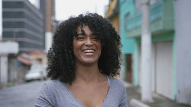 Mutlu bir kadın güler ve güler gerçek hayatta güler ve gülümser.