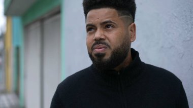 Dışarıda duran adam gökyüzüne bakıyor düşünceli insan yukarı bakıyor.