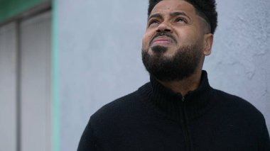 Dışarıda duran adam gökyüzüne bakıyor düşünceli insan yukarı bakıyor.