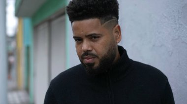 Düşünceli bir siyah adam şehir sokağında dikiliyor düşünceli bir insan