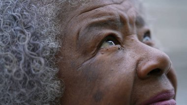Meditasyonda Tanrı 'ya dua eden yaşlı bir Afrikalı kadın.