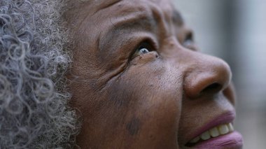 Meditasyonda Tanrı 'ya dua eden yaşlı bir Afrikalı kadın.