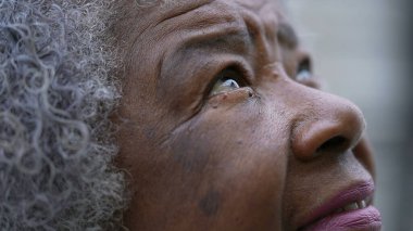 Meditasyonda Tanrı 'ya dua eden yaşlı bir Afrikalı kadın.