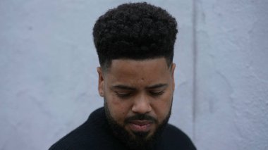 Düşünceli bir siyah adam, yalnız başına düşünceli bir insan.