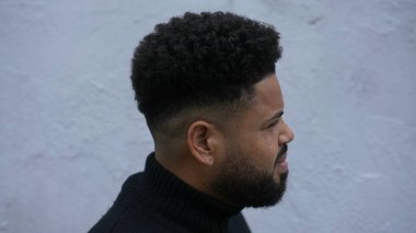 Düşünceli bir siyah adam, yalnız başına düşünceli bir insan.