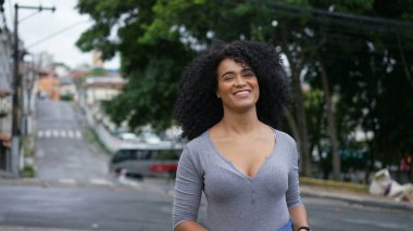 Mutlu Brezilyalı bir kadın kameraya doğru gülümsüyor.