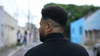 Düşünceli İspanyol bir adam, şehir sokaklarında düşünceli bir şekilde yürüyor.