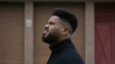 Düşünceli İspanyol bir adam, şehir sokaklarında düşünceli bir şekilde yürüyor.