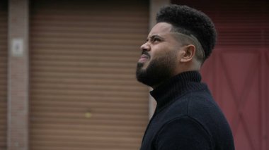 Düşünceli İspanyol bir adam, şehir sokaklarında düşünceli bir şekilde yürüyor.