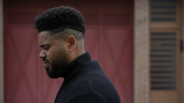 Düşünceli İspanyol bir adam, şehir sokaklarında düşünceli bir şekilde yürüyor.