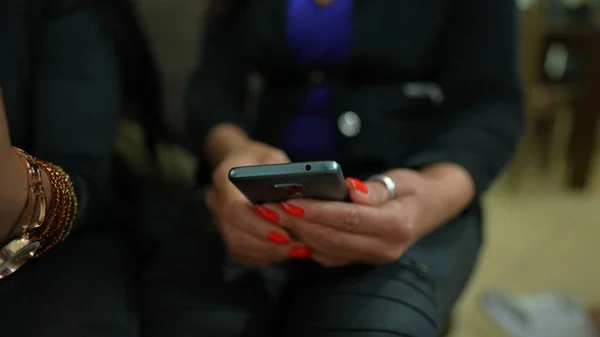 Mujer Usando Dispositivo Teléfono Celular Lady Mensaje Texto Teléfono — Foto de Stock