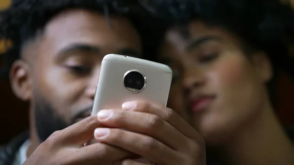 Een Afrikaans Echtpaar Kijkt Naar Mobiele Telefoon Samen Close Gezichten — Stockfoto