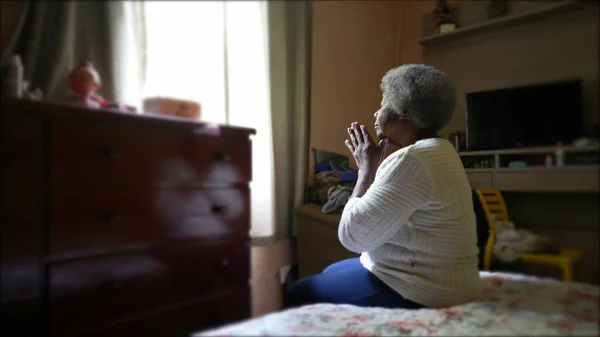 Uma Mulher Negra Mais Velha Espiritual Orando Deus Sentada Quarto — Fotografia de Stock
