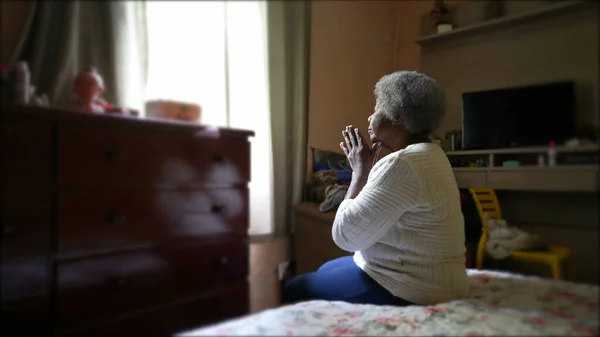 Uma Mulher Negra Mais Velha Espiritual Orando Deus Sentada Quarto — Fotografia de Stock