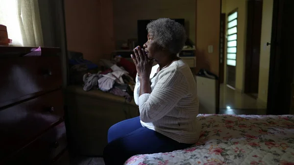 Una Mujer Negra Mayor Espiritual Rezando Dios Sentada Dormitorio —  Fotos de Stock