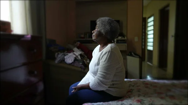 Una Anciana Pensativa Sentada Junto Cama Casa Contemplación —  Fotos de Stock