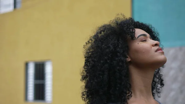 Latina Black Woman Looking Sky Eyes Closed Feeling Hopeful — Stockfoto