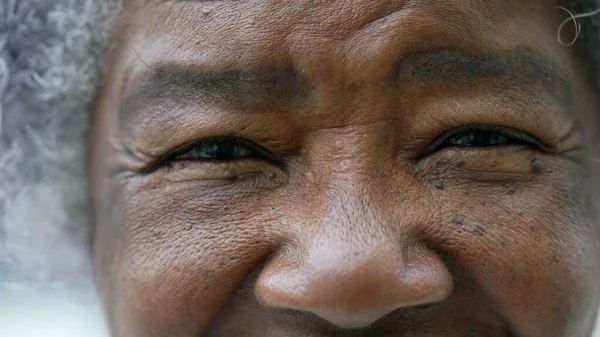 Μια Ευτυχισμένη Ηλικιωμένη Βραζιλιάνα Προσωπογραφία Πρόσωπο Closeup Χαμογελώντας — Φωτογραφία Αρχείου