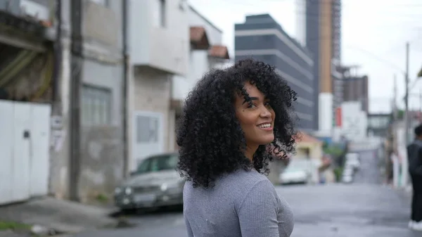 Mutlu Brezilyalı Bir Kadın Kameraya Doğru Gülümsüyor — Stok fotoğraf