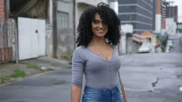 Mutlu Brezilyalı Bir Kadın Kameraya Doğru Gülümsüyor — Stok fotoğraf