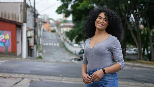 Szczęśliwa Brazylijka Odwraca Się Uśmiechniętej Kamerze — Zdjęcie stockowe
