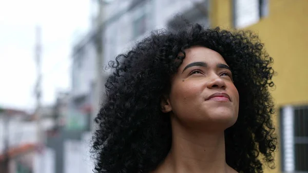 Uma Mulher Negra Contemplativa Lado Fora Olhando Para Céu Rua — Fotografia de Stock