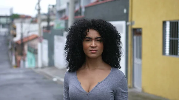 Confident Black Woman Standing Looking Camera — Zdjęcie stockowe