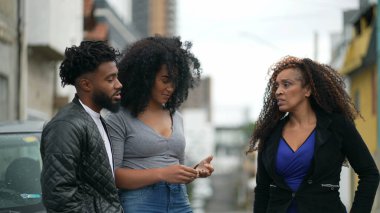 Üç Brezilyalı gülüyor ve gülüyor.