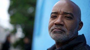 Ciddi yaşlı adam portresi. Yakın plan.