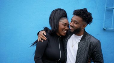 Afrikalı bir erkek ve kız kardeş aile sevgisini ve sevgisini kucaklıyor