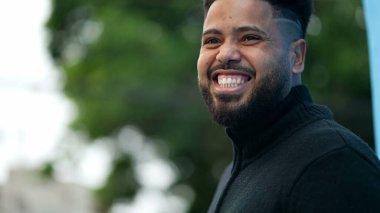 Gülen ve gülümseyen genç bir zenci Latin bir Brezilyalı 'nın yüzünü kameraya çeviriyor.