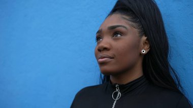 Düşünceli siyah bir kız düşünceli bir Afrikalı kadın dışarıda duran hayatı düşünüyor.