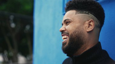 Mutlu İspanyol bir zenci dışarıda gülüyor ve gülüyor.