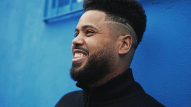 Mutlu İspanyol bir zenci dışarıda gülüyor ve gülüyor.