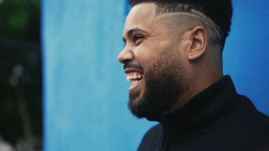 Mutlu İspanyol bir zenci dışarıda gülüyor ve gülüyor.