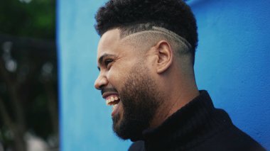 Mutlu İspanyol bir zenci dışarıda gülüyor ve gülüyor.