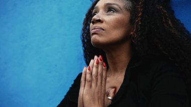 Sokakta çaresiz bir Afrikalı kadın endişeli hissediyor.