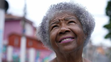 Meditasyonda gözlerini kapatan düşünceli siyahi bir kadın.