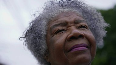 Meditasyonda gözlerini kapatan düşünceli siyahi bir kadın.