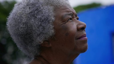 Meditasyonda gözlerini kapatan düşünceli siyahi bir kadın.