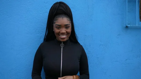 Genç Siyahi Afrikalı Bir Kadın Mavi Arka Plan Portre Yüzüne — Stok fotoğraf