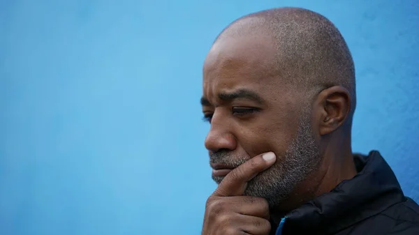 Homme Âgé Préoccupé Pensant Profondément Dehors Dans Rue Africain Inquiet — Photo