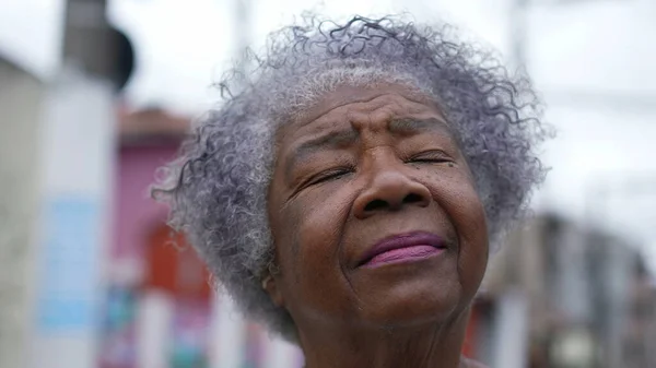 Пенсійна Старша Чорна Жінка Закриває Очі Спогляданні Медитації — стокове фото