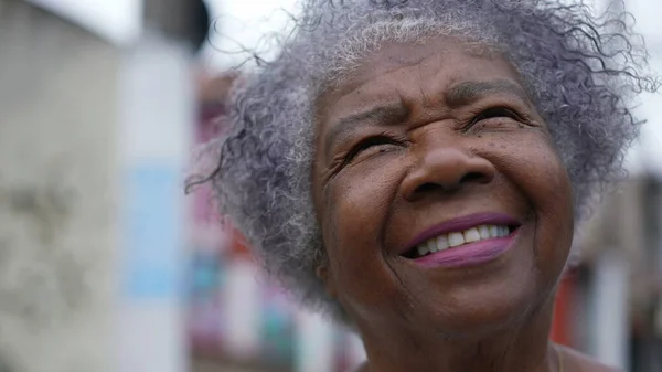 Μια Ελπιδοφόρα Ηλικιωμένη Γυναίκα Χαμογελάει Έξω Κοιτώντας Τον Ουρανό — Φωτογραφία Αρχείου