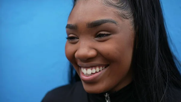 Щаслива Усміхнена Чорна Дівчина Підліток Африканська Дівчина Підліток Портрет Посмішка — стокове фото